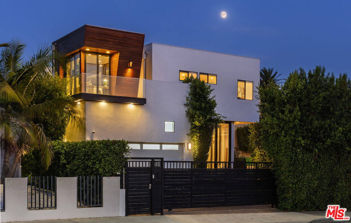 Property photo for 932 N Crescent Heights Blvd, Los Angeles, CA