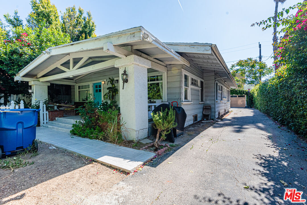 Property photo for 1130 N Beachwood Dr, Los Angeles, CA