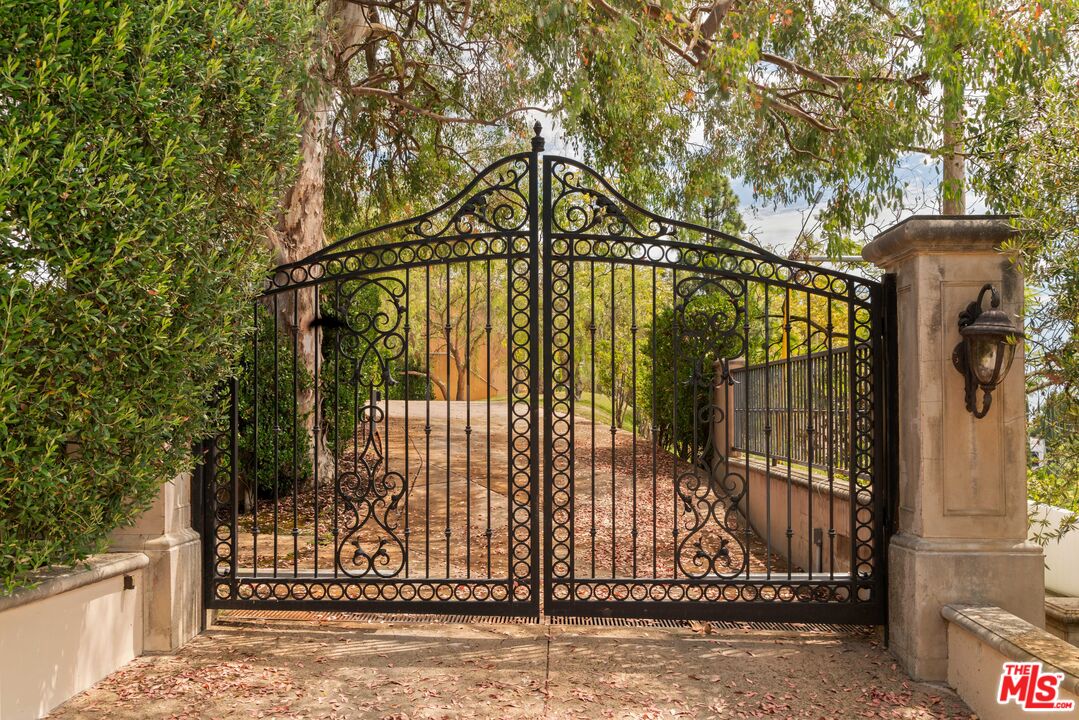 Property photo for 2600 Bowmont Dr, Beverly Hills, CA
