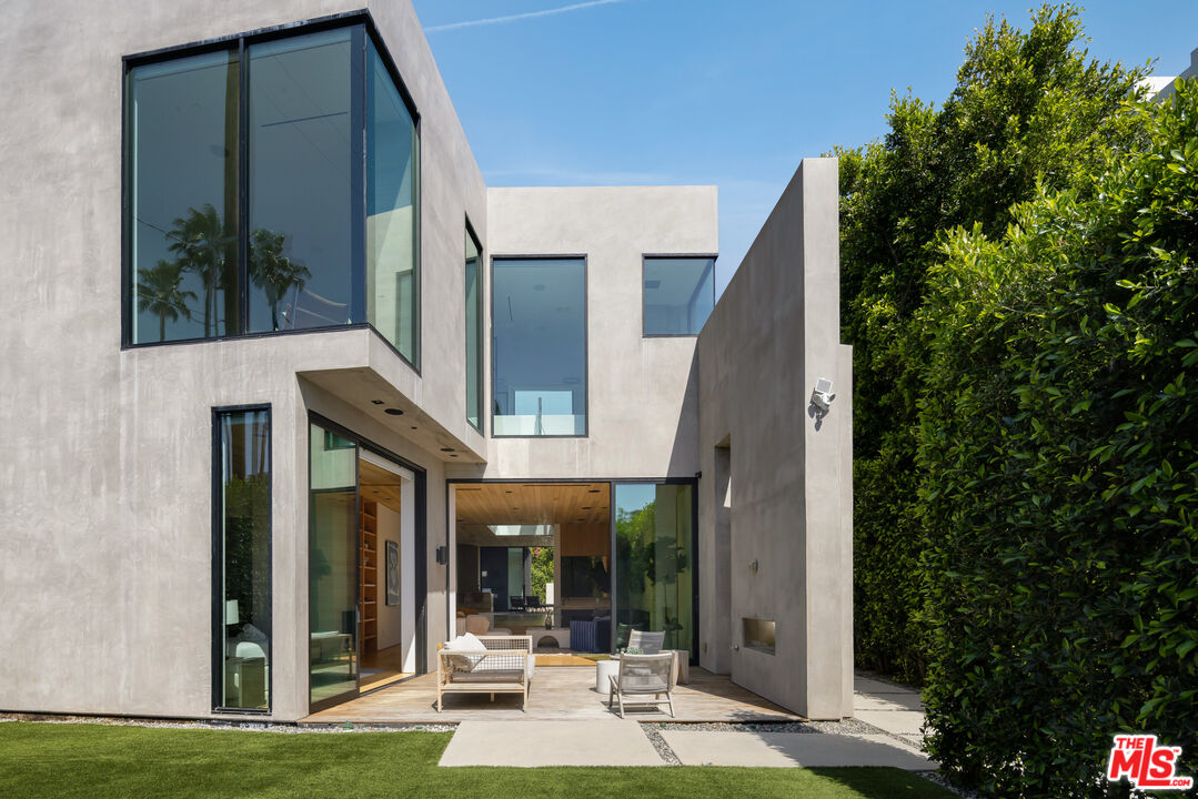 Property photo for 952 N Laurel Ave, Los Angeles, CA