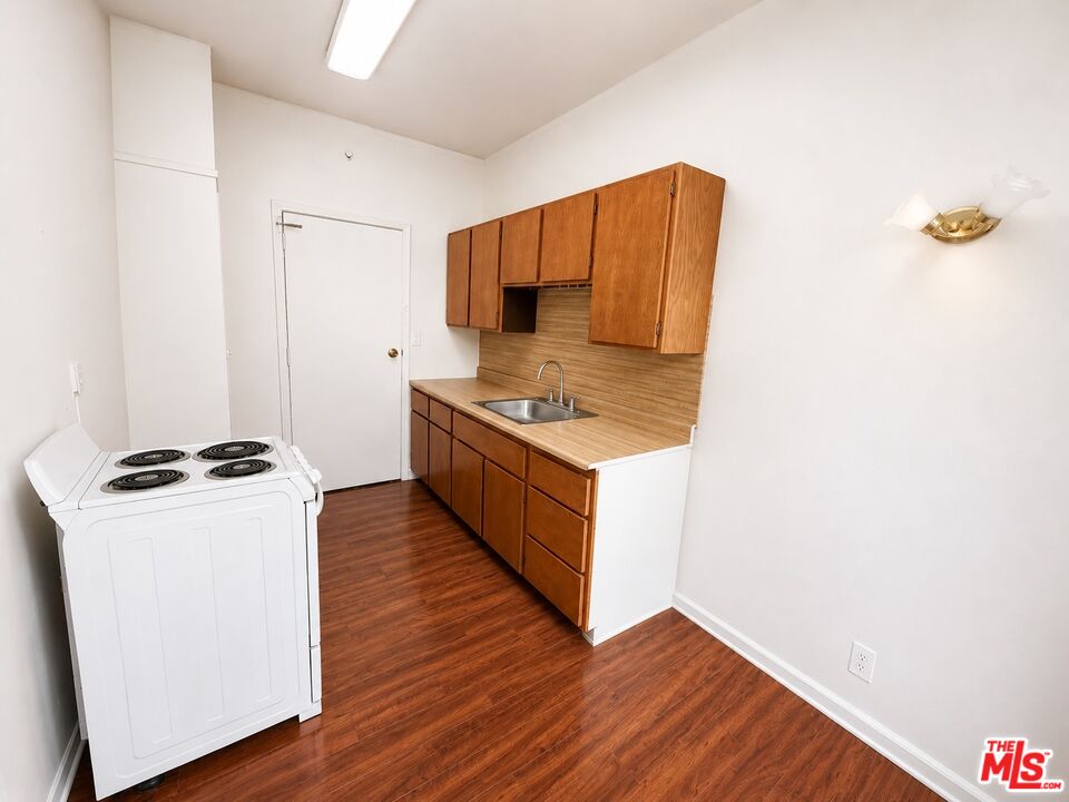 Property photo for 634 S Gramercy Pl, #403, Los Angeles, CA