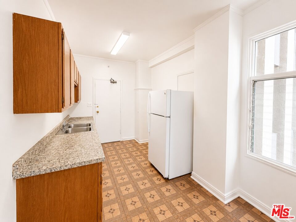 Property photo for 634 S Gramercy Pl, #304, Los Angeles, CA