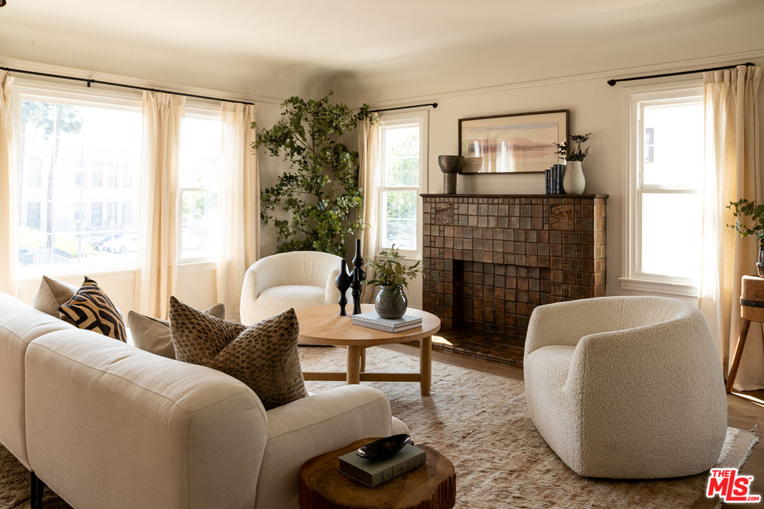 Property photo for 927 S Sycamore Ave, Los Angeles, CA