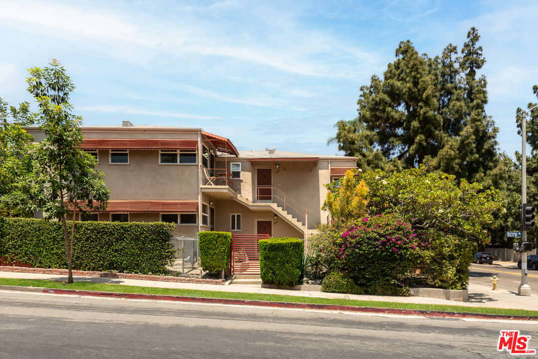 Property photo for 2955 Berkeley Ave, Los Angeles, CA