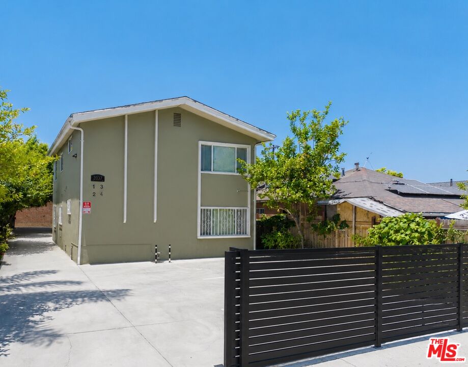Property photo for 2037 S Burnside Ave, Los Angeles, CA