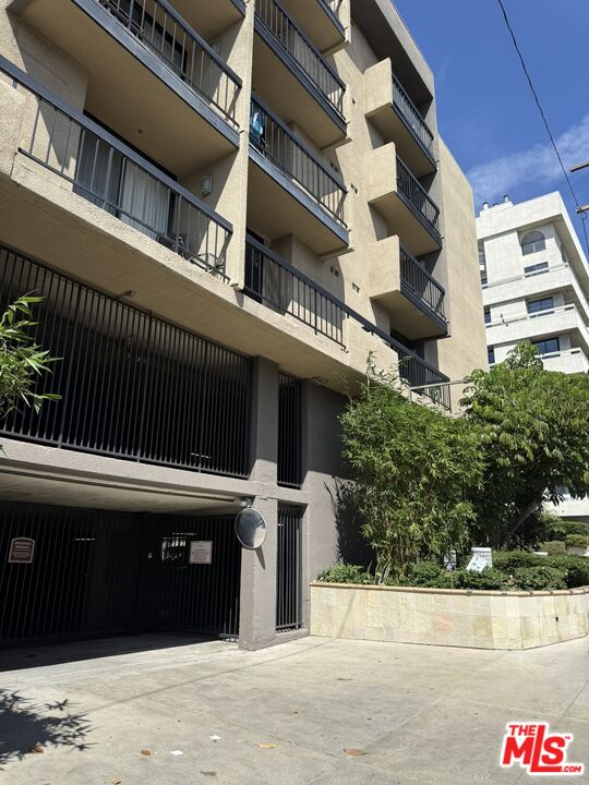 Property photo for 7320 Hawthorn Ave, #106, Los Angeles, CA