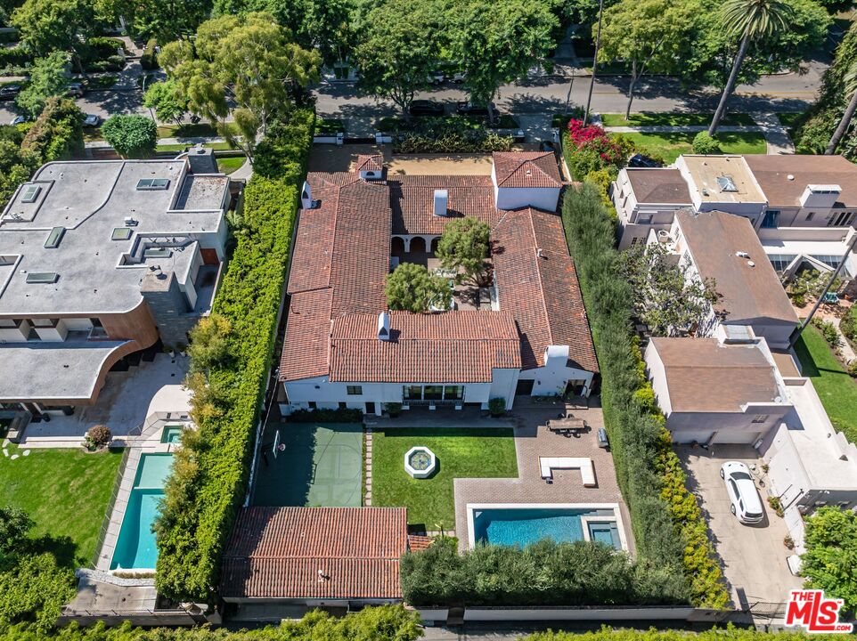 Property photo for 820 N Roxbury Dr, Beverly Hills, CA