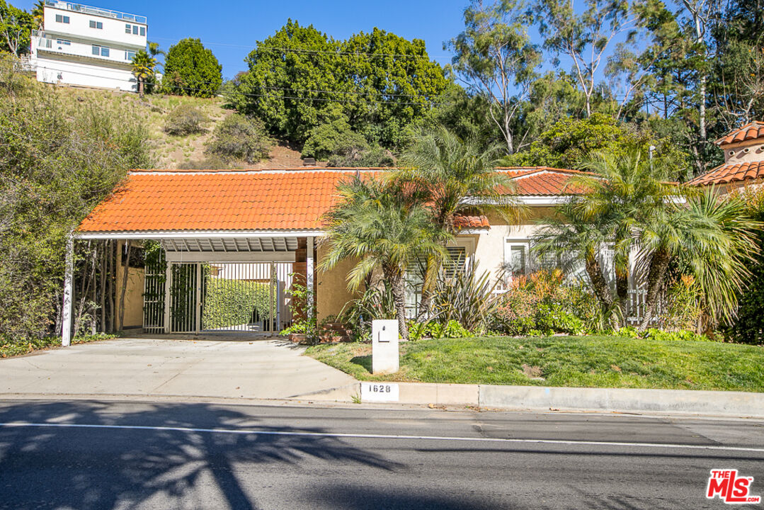Property photo for 1628 Benedict Canyon Dr, Beverly Hills, CA