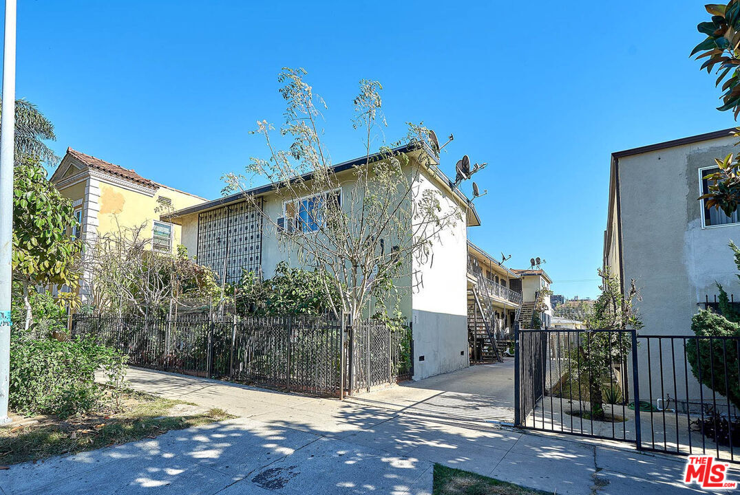 Property photo for 910 S Catalina St, Los Angeles, CA