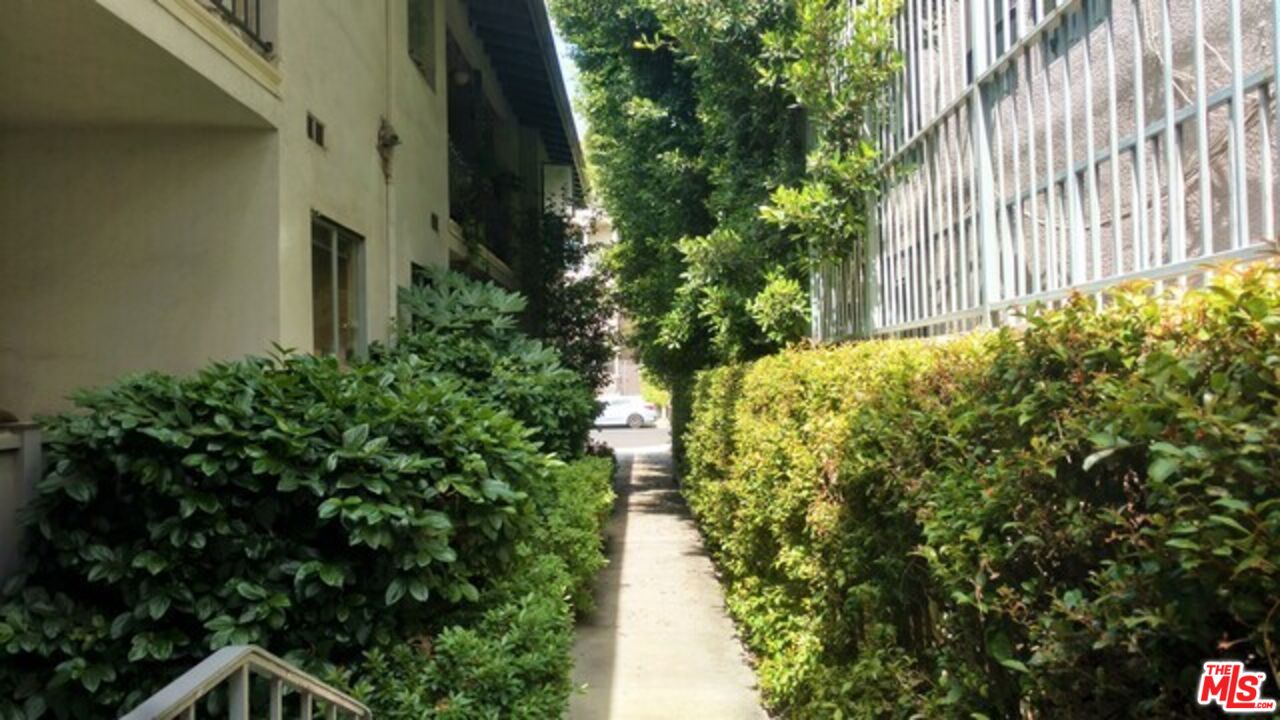 Property photo for 422 Arnaz Dr, #4, Los Angeles, CA