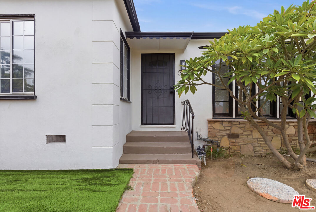Property photo for 542 N Genesee Ave, Los Angeles, CA
