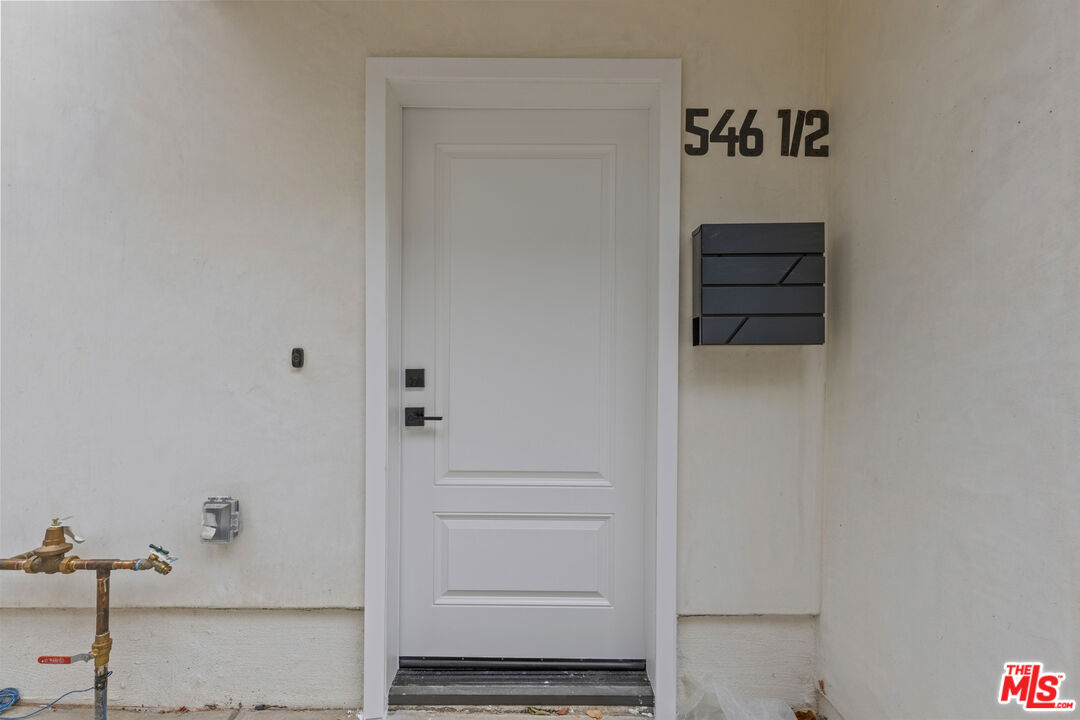 Property photo for 546 1/2 N Genesee Ave, Los Angeles, CA