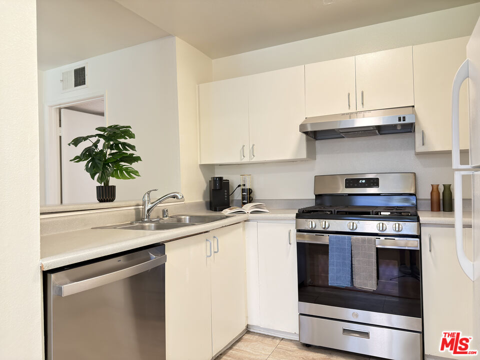 Property photo for 326 S Manhattan Pl, #104, Los Angeles, CA