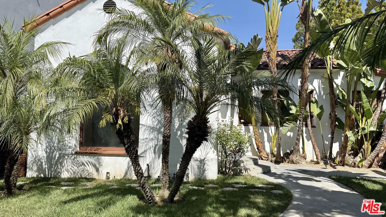 Property photo for 118 N La Peer Dr, Los Angeles, CA