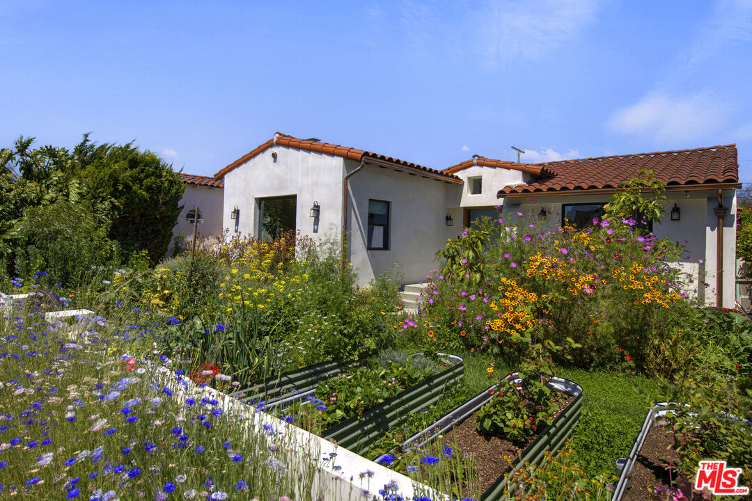 Property photo for 3952 Sutro Ave, Los Angeles, CA