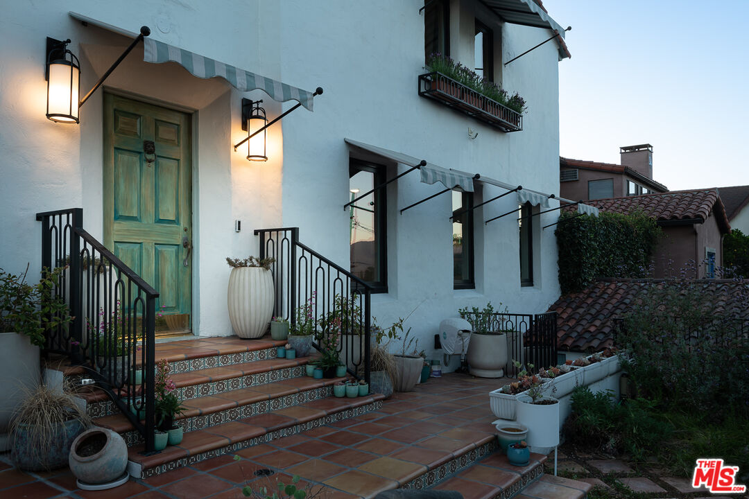 Property photo for 2341 Ronda Vista Dr, Los Angeles, CA