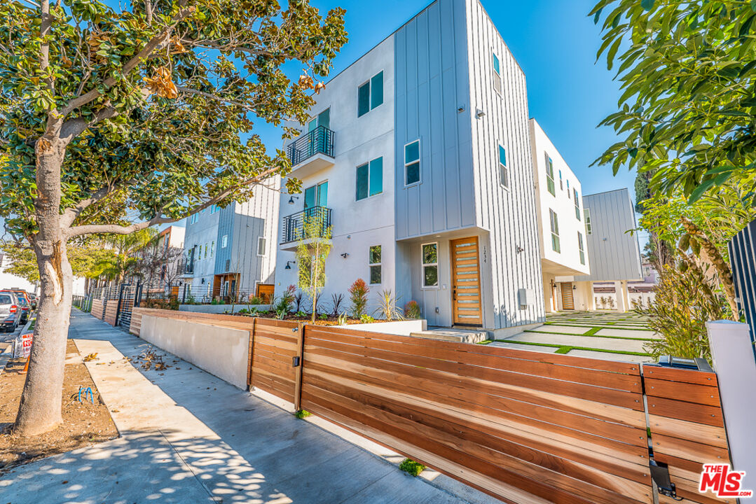 Property photo for 1238 1/2 N Beachwood Dr, Los Angeles, CA