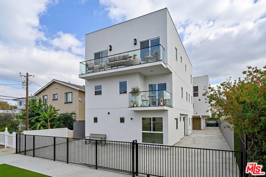 Property photo for 1108 Queen Anne Pl, Los Angeles, CA