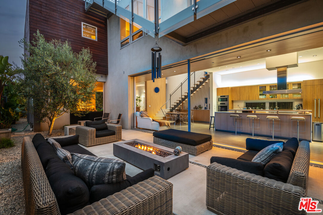 Property photo for 716 Brooks Ave, Venice, CA