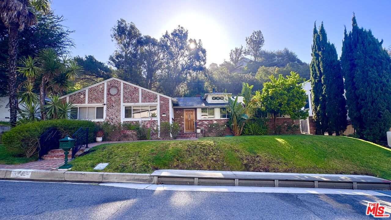 Property photo for 1546 San Ysidro Dr, Beverly Hills, CA