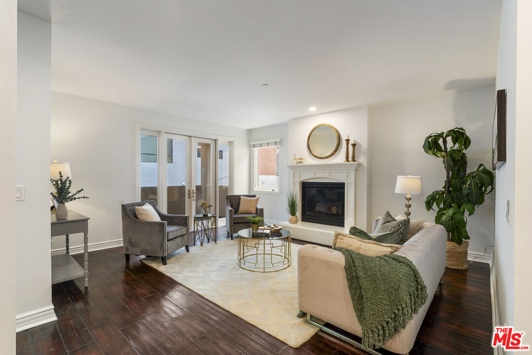 Property photo for 5057 Maplewood Ave, #202, Los Angeles, CA