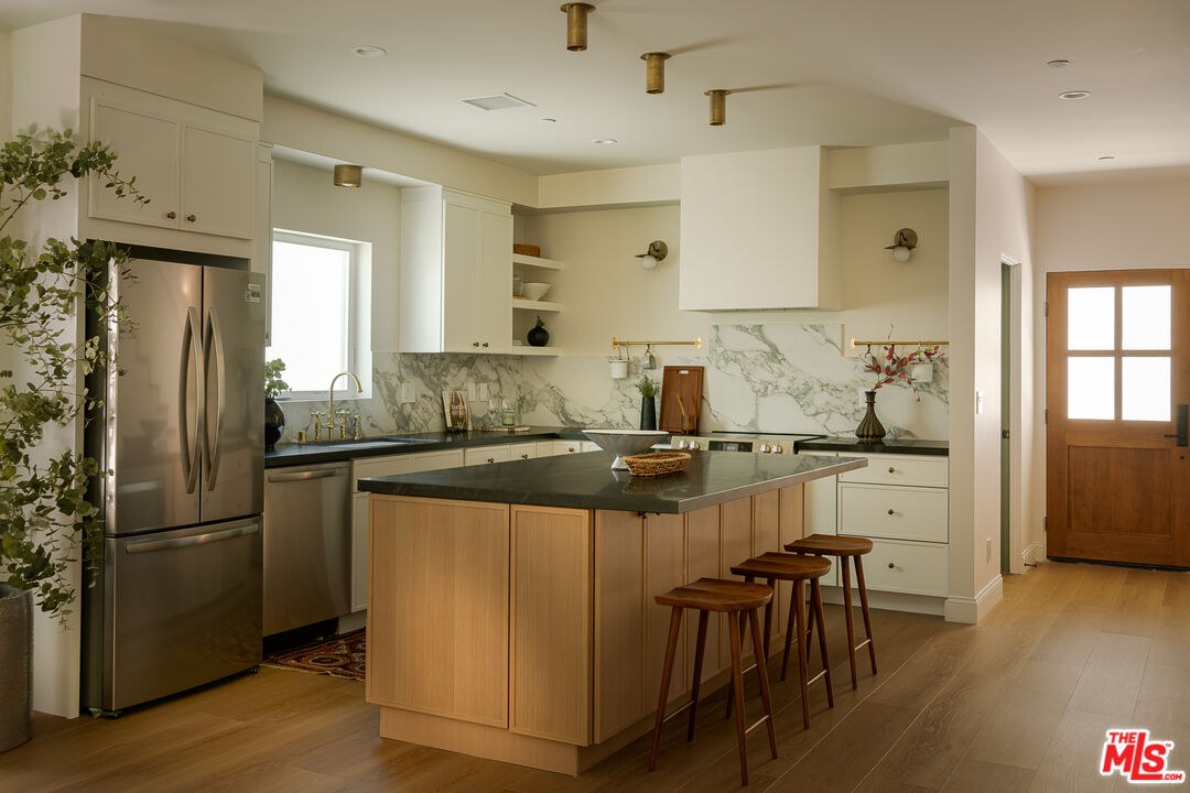 Property photo for 931 1/2 S Sycamore Ave, Los Angeles, CA