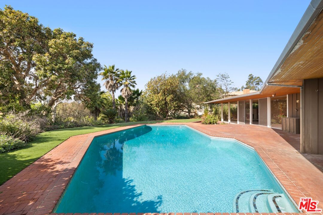 Property photo for 590 N Tigertail Rd, Los Angeles, CA