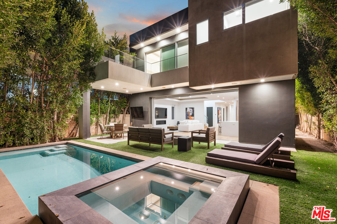 Property photo for 637 N Gardner St, Los Angeles, CA