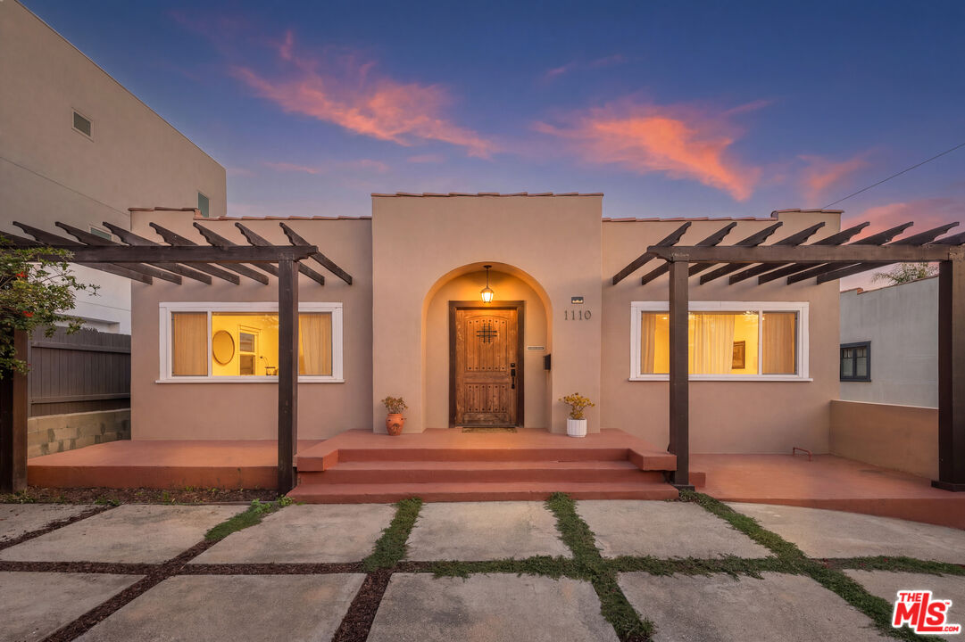 Property photo for 1110 Queen Anne Pl, Los Angeles, CA