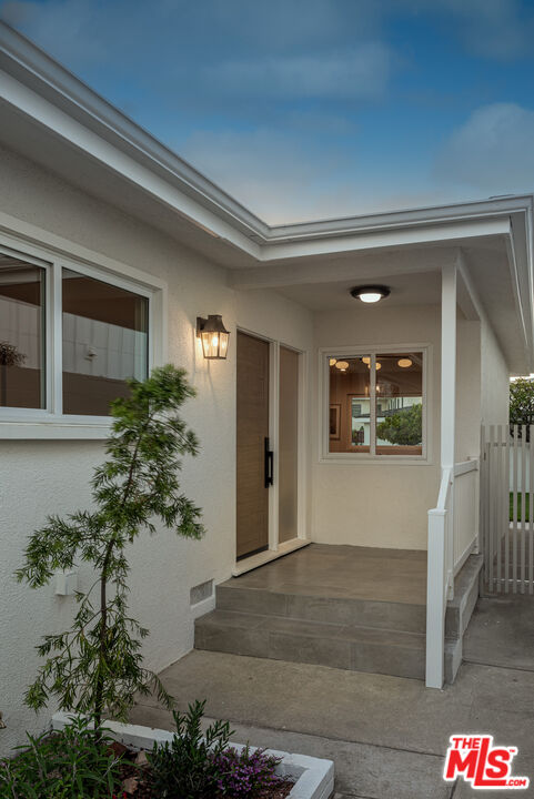 Property photo for 1145 Palms Blvd, Venice, CA
