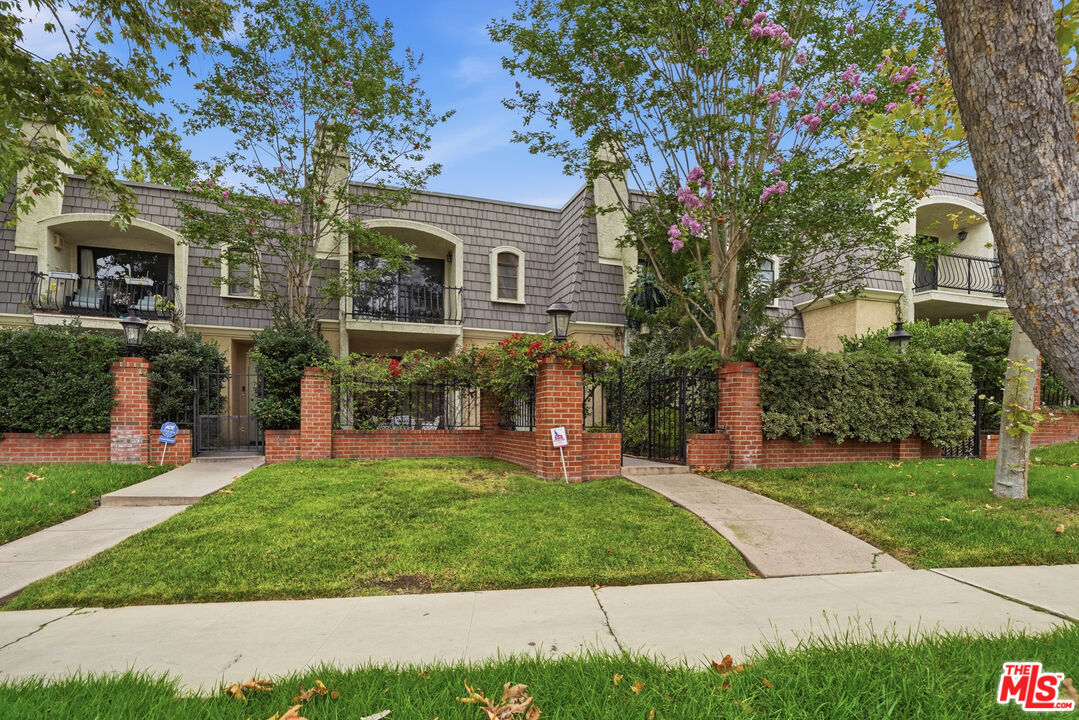 Property photo for 5889 Clinton St, Los Angeles, CA