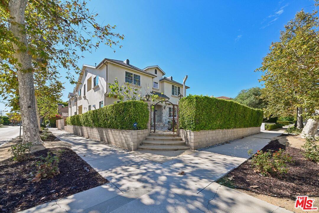 Property photo for 603 N Las Palmas Ave, Los Angeles, CA