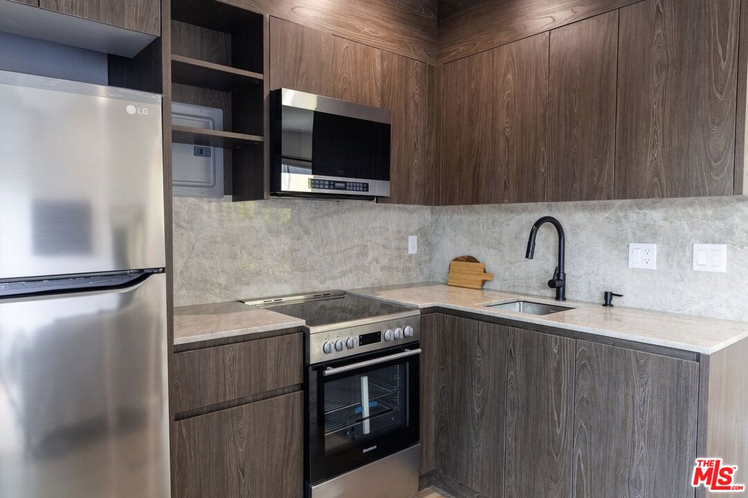 Property photo for 925 N Mariposa Ave, #1/4, Los Angeles, CA