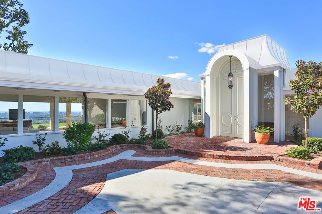 Property photo for 1174 N Hillcrest Rd, Beverly Hills, CA