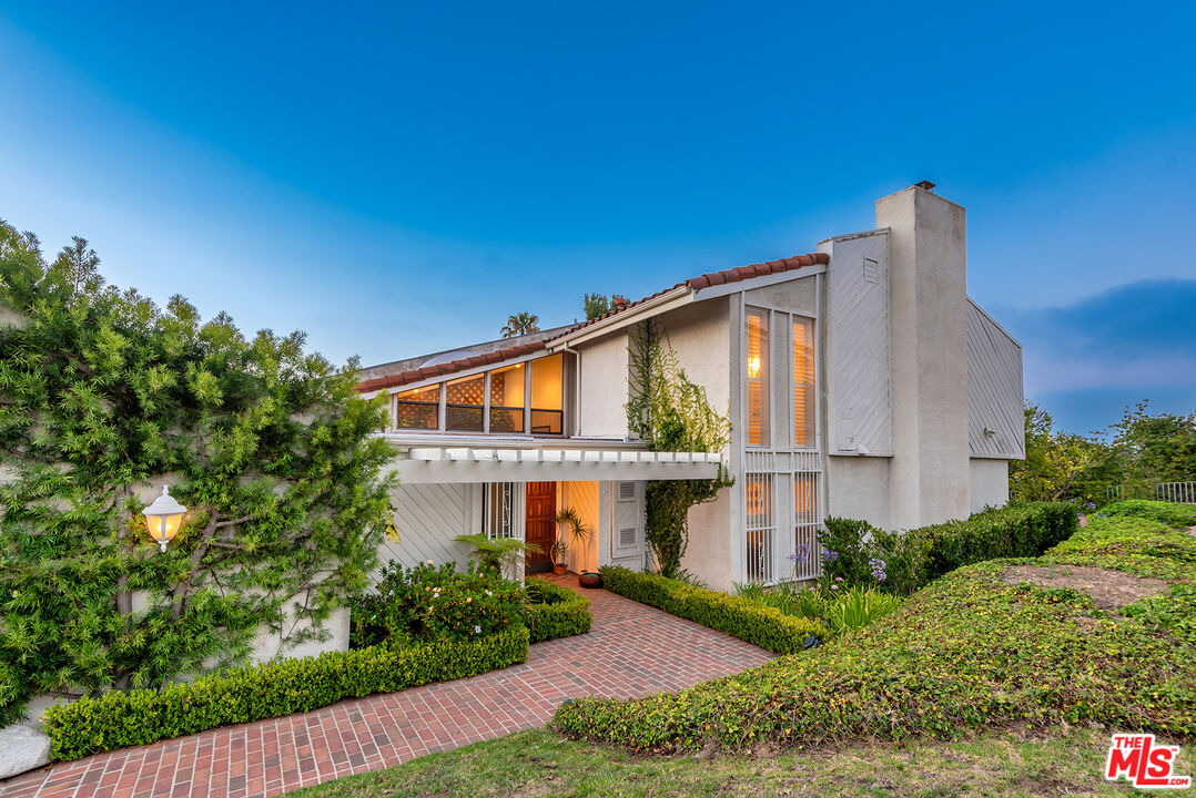 Property photo for 2788 Bottlebrush Dr, Los Angeles, CA