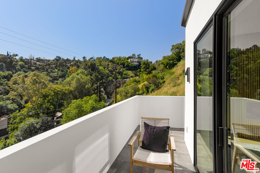 Property photo for 512 Rustic Dr, Los Angeles, CA