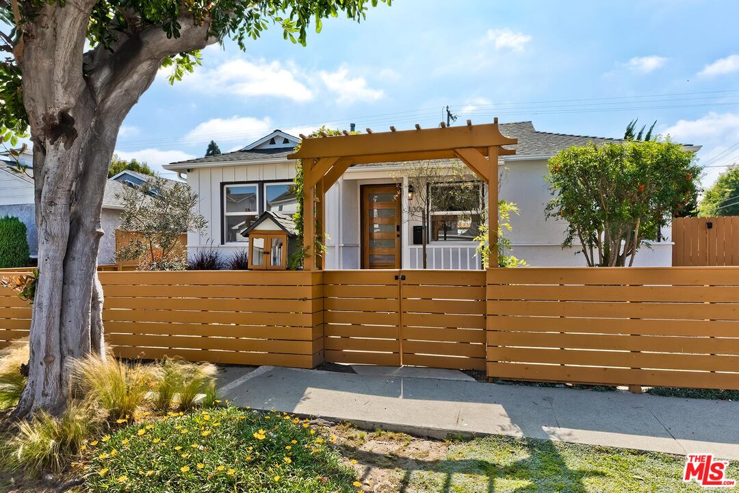 Property photo for 11305 Segrell Way, Culver City, CA