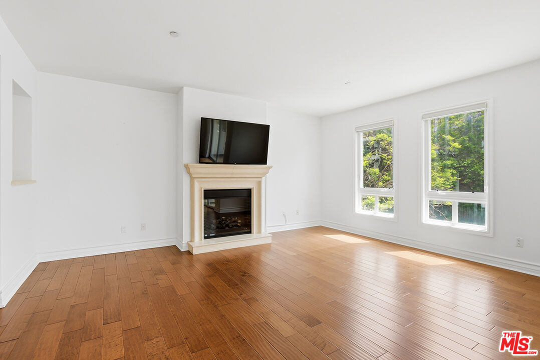 Property photo for 325 Arnaz Dr, #201, Los Angeles, CA