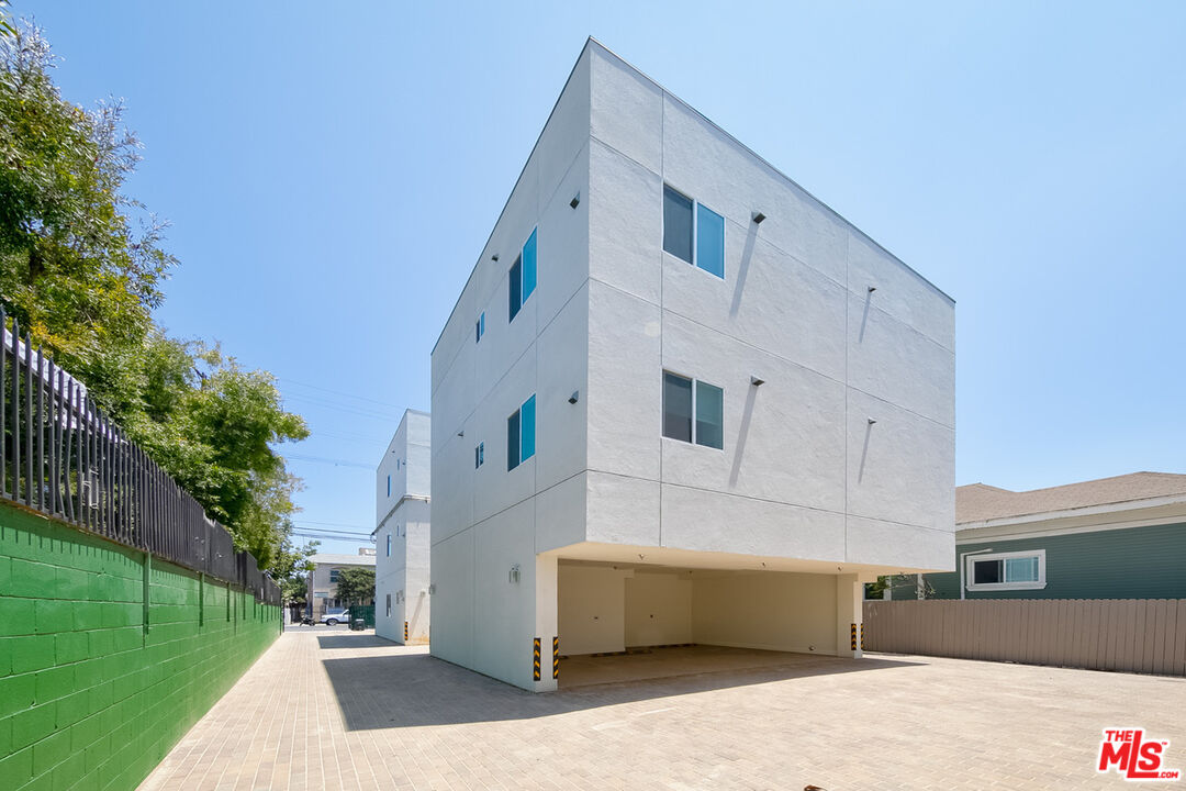 Property photo for 233 N Chicago St, Los Angeles, CA