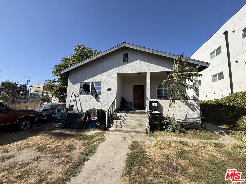Property photo for 923 E 25th St, Los Angeles, CA