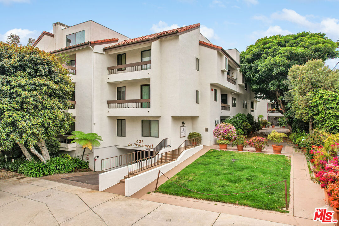 Property photo for 621 S Barrington Ave, #110, Los Angeles, CA