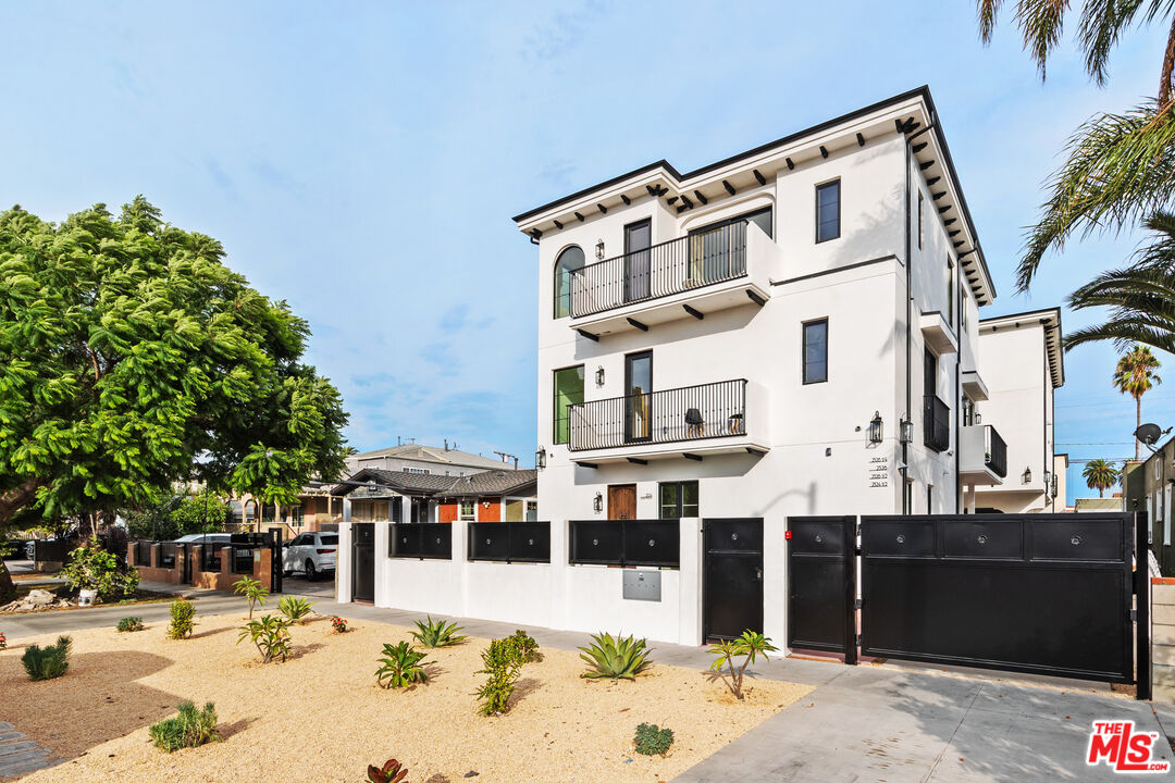 Property photo for 2324 S Dunsmuir Ave, Los Angeles, CA