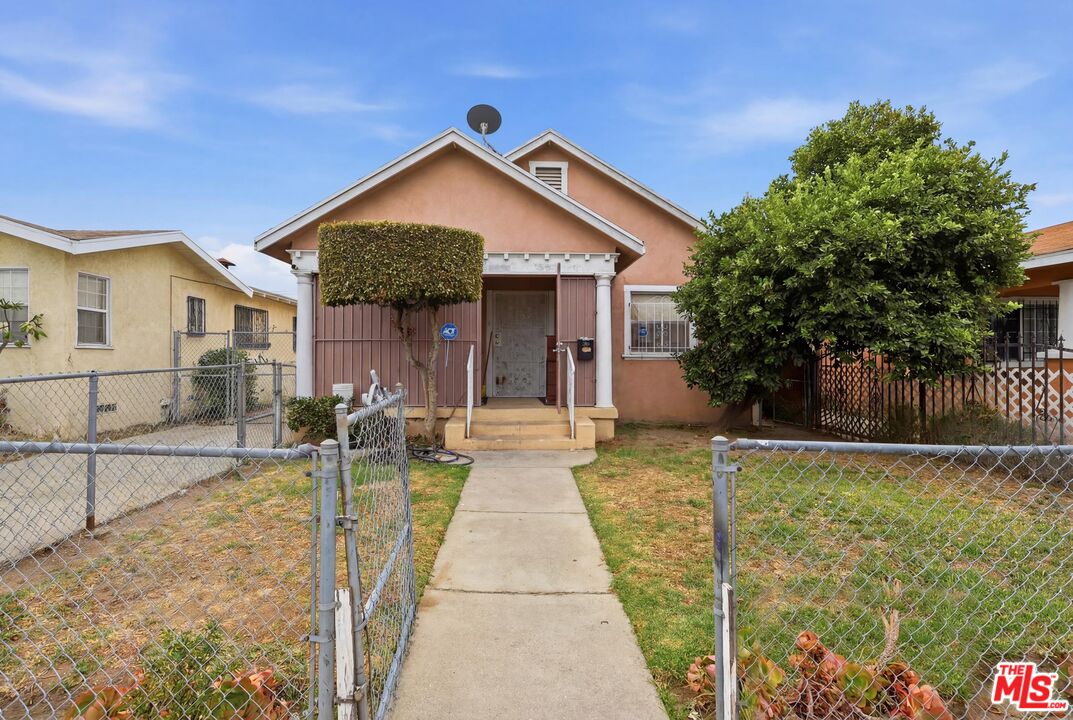 Property photo for 220 E 64th St, Los Angeles, CA