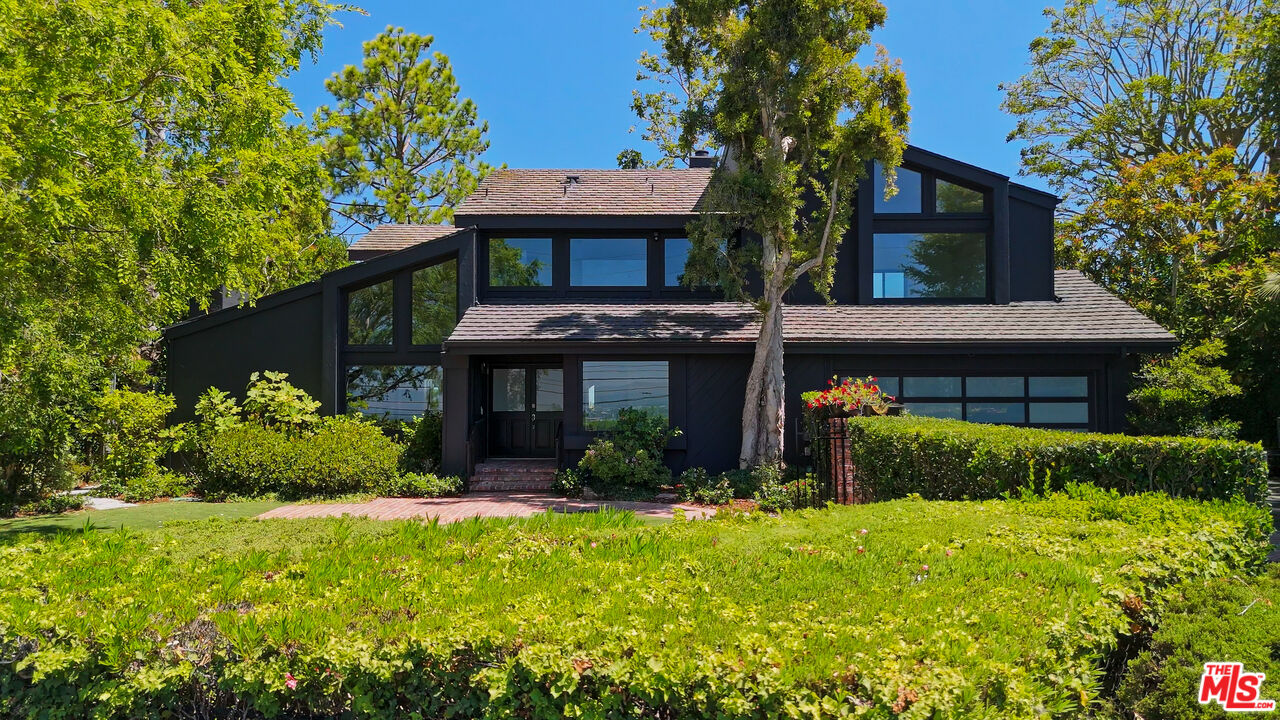 Property photo for 13302 Mulholland Dr, Beverly Hills, CA