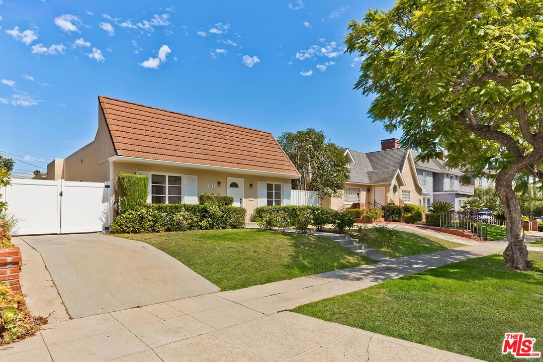 Property photo for 212 N Palm Dr, Beverly Hills, CA