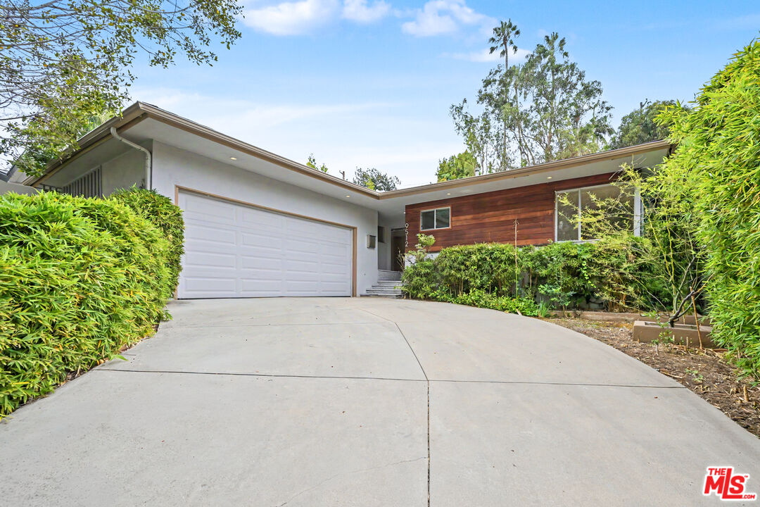 Property photo for 9512 Duxbury Ln, Los Angeles, CA