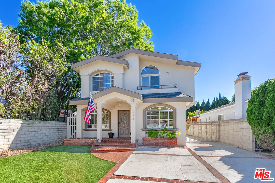 Property photo for 2914 Castle Heights Ave, Los Angeles, CA