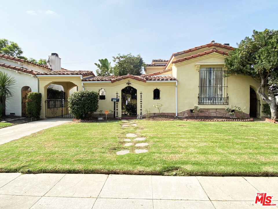 Property photo for 203 N Doheny Dr, Beverly Hills, CA