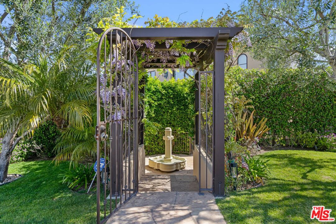 Property photo for 300 N Dianthus St, Manhattan Beach, CA