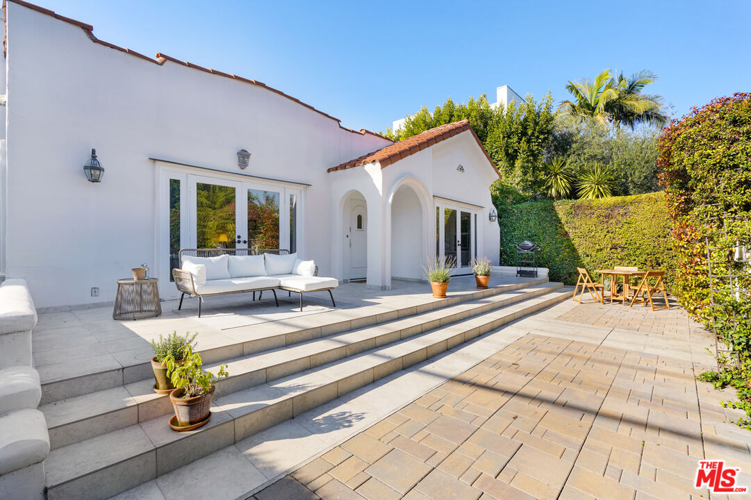 Property photo for 801 N Laurel Ave, Los Angeles, CA